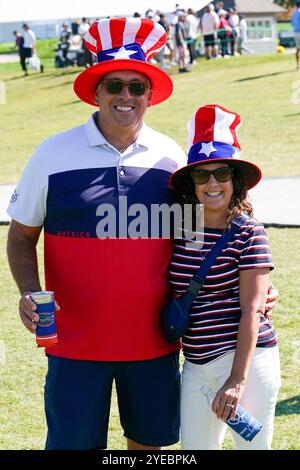 Montreal, Quebec, Kanada. September 2024. Die Fans unterstützen das US-Team in der Endrunde des Presidents Cup 2024 im Royal Montreal Golf Club. (Kreditbild: © Debby Wong/ZUMA Press Wire) NUR REDAKTIONELLE VERWENDUNG! Nicht für kommerzielle ZWECKE! Stockfoto
