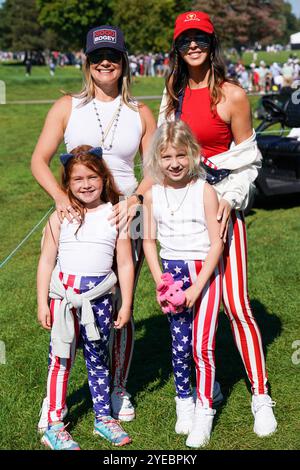 Montreal, Quebec, Kanada. September 2024. Die Fans unterstützen das US-Team in der Endrunde des Presidents Cup 2024 im Royal Montreal Golf Club. (Kreditbild: © Debby Wong/ZUMA Press Wire) NUR REDAKTIONELLE VERWENDUNG! Nicht für kommerzielle ZWECKE! Stockfoto