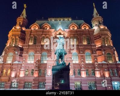 Die staatlichen historischen Museums und Marschall Zhukov Statue in der Nacht, Moskau, Russland Stockfoto