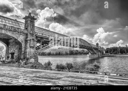 Blick über Pushkinsky Fußgängerbrücke aus Gorki Park in Moskau, Zentralrussland Stockfoto