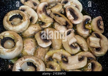 Pilze in einer Pfanne für eine köstliche Mahlzeit Stockfoto