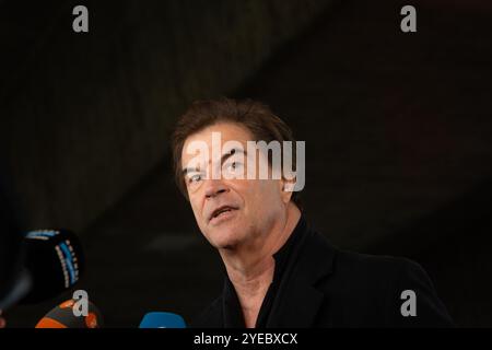 Düsseldorf, Deutschland. 30. Oktober 2024. Andreas Frege, auch bekannt als Campino, Mitglied der Rockband die Toten Hosen, spricht am 30. Oktober 2024 im Roncalli's Apollo Variety Theatre in Düsseldorf vor der Presse. (Foto: Ying Tang/NurPhoto) Credit: NurPhoto SRL/Alamy Live News Stockfoto