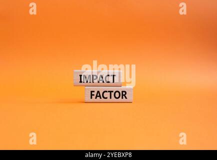 Symbol für Aufprallfaktor. Holzblöcke mit den Worten Impact Factor. Wunderschöner orangefarbener Hintergrund. Business and Impact Factor Konzept. Kopierbereich. Stockfoto