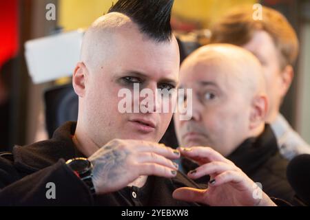 Düsseldorf, Deutschland. 30. Oktober 2024. Ronald Hubner, Mitglied der Punkband Broilers, spricht am 30. Oktober 2024 mit der Presse über den roten Teppich von Roncallis Apollo Variety Theatre in Düsseldorf. (Foto: Ying Tang/NurPhoto) Credit: NurPhoto SRL/Alamy Live News Stockfoto