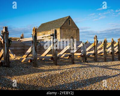 Das verlassene Mary Stanford Lifeboat House steht vom Strand aus, getaucht in das warme Licht des goldenen Sonnenlichts Stockfoto