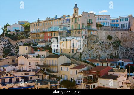 Marseille. Frankreich - 30. Oktober 2024: Bezaubernder Blick auf Le Panier, das älteste Viertel von Marseille. Die Szene zeigt die historische Architektur und VI Stockfoto