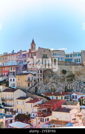 Marseille. Frankreich - 30. Oktober 2024: Das historische Viertel Le Panier in Marseille ist auf diesem Bild dargestellt, das die malerischen Straßen A hervorhebt Stockfoto