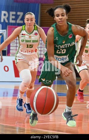 Brünn, Tschechische Republik. 30. Oktober 2024. Von links Dominica Hynkova aus Brünn, Pamela-Therese Effangova von Sportiva im Einsatz während des Basketball EuroCup Frauen Gruppe J 4. Runde Spiel: KP Tany Brno vs Sportiva (Portugal) in Brünn, Tschechische Republik, 30. Oktober 2024. Quelle: Vaclav Salek/CTK Photo/Alamy Live News Stockfoto