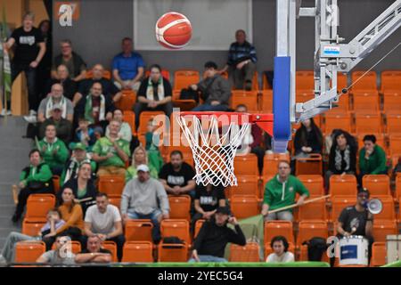 Brünn, Tschechische Republik. 30. Oktober 2024. Fans von KP Tany Brünn in Aktion während des Basketball EuroCup Women Group J 4. Runde Spiel: KP Tany Brno vs Sportiva (Portugal) in Brünn, Tschechische Republik, 30. Oktober 2024. Quelle: Vaclav Salek/CTK Photo/Alamy Live News Stockfoto