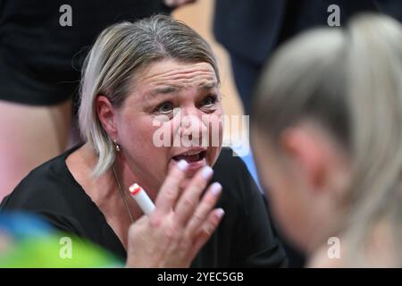 Brünn, Tschechische Republik. 30. Oktober 2024. Trainer von KP Brünn Marcela Kramer in Aktion während des Basketball EuroCup Frauen Gruppe J 4. Runde Spiel: KP Tany Brno vs Sportiva (Portugal) in Brünn, Tschechische Republik, 30. Oktober 2024. Quelle: Vaclav Salek/CTK Photo/Alamy Live News Stockfoto