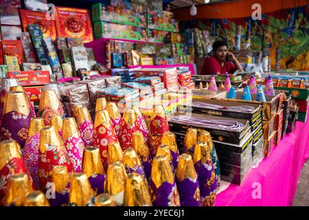 Verschiedene Feuerwerkskörper wurden am 30. Oktober 2024 auf einem Markt am Vorabend des Lichterfestes Diwali in Guwahati, Indien, verkauft. Diwali, auch bekannt als Festival der Lichter, ist eines der am weitesten gefeierten Hindufeste, das den Sieg des Lichts über die Dunkelheit und des Guten über das Böse symbolisiert. Quelle: David Talukdar/Alamy Live News Stockfoto