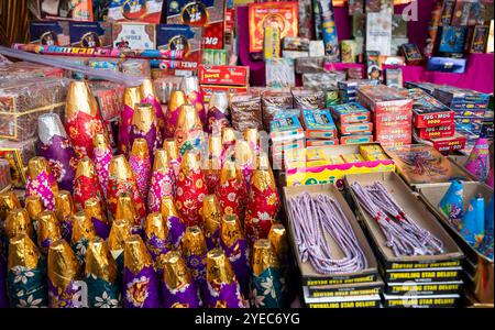 Verschiedene Feuerwerkskörper wurden am 30. Oktober 2024 auf einem Markt am Vorabend des Lichterfestes Diwali in Guwahati, Indien, verkauft. Diwali, auch bekannt als Festival der Lichter, ist eines der am weitesten gefeierten Hindufeste, das den Sieg des Lichts über die Dunkelheit und des Guten über das Böse symbolisiert. Quelle: David Talukdar/Alamy Live News Stockfoto