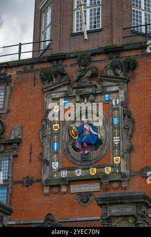 Dordrechts Jungfernrelief über dem Groothoofdspoort (Bighead Gate) im historischen Zentrum der Stadt Dordrecht. Stockfoto