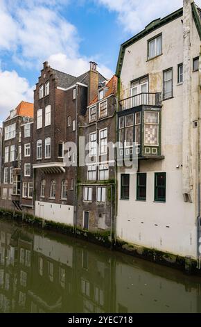 Alte Häuser am Wasser eines Kanals in der Altstadt von Dordrecht, Niederlande Stockfoto