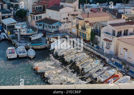 Marseille. Frankreich - 30. Oktober 2024: Eingebettet in Le Panier, dem ältesten Teil von Marseille, zeigt diese Hafenszene traditionelle Boote vor einem Hintergrund Stockfoto