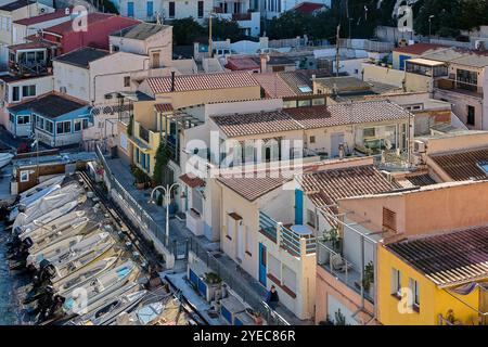 Marseille. Frankreich - 30. Oktober 2024: Der Hafen von Le Panier, dem ältesten Viertel von Marseille, ist eine Schatzkammer maritimen Charme, in der Boote vor Anker liegen Stockfoto