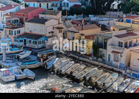 Marseille. Frankreich - 30. Oktober 2024: Im Herzen von Marseilles ältestem Viertel, Le Panier, liegt ein malerischer Hafen mit charmanten Booten, die den Herrn hüpfen Stockfoto