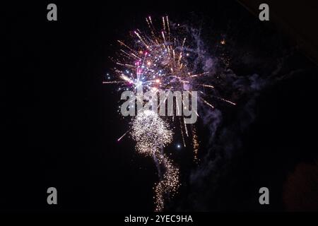 Um am Silvesterabend in Lochau in Österreich ein farbenfrohes Feuerwerk auszulösen Stockfoto