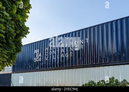 Saint John, NB, Kanada - 11. September 2024: The Area 506 Waterfront Container Village verwendet 60 Versandcontainer in Einzelhandelsgeschäfte, Performance sp Stockfoto