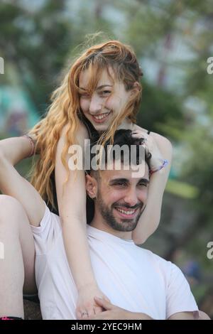 Porträt eines netten, fröhlichen, interrassischen Paares im Park, das sich umarmt Stockfoto