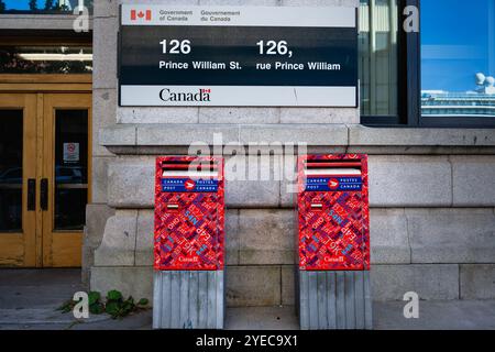 Saint John, NB, Kanada - 11. September 2024: Diese Postfächer außerhalb des Postamtes zeigen ein Kaleidoskop-Muster kanadischer Postleitzahlen, die für den Versand bestimmt sind Stockfoto