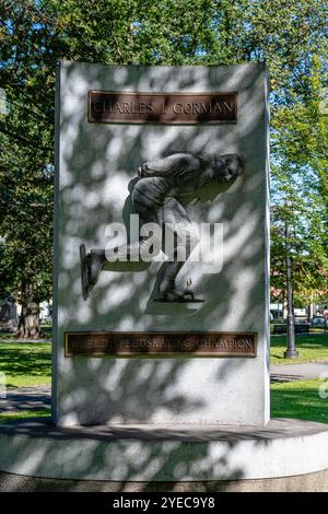 Saint John, NB, Kanada - 11. September 2024: Weltmeister des Speedskating Charles I. Gorman Monument auf dem Kings Square. Stockfoto