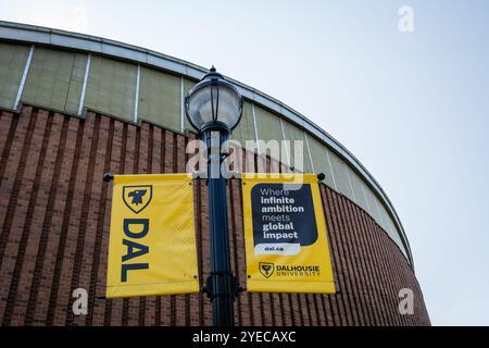 Halifax, Nova Scotia - 12. September 2024: Dalhousie University Banners vor dem Sexton Memorial Gymnasium Stockfoto