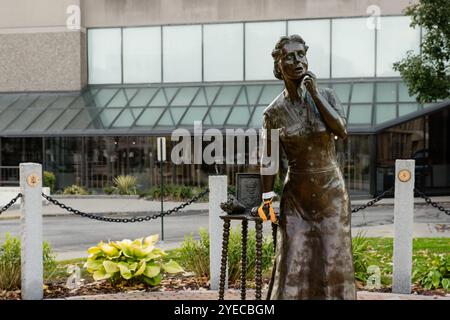 Manchester, New Hampshire - 9. Oktober 2024: Das Gold Star Mothers Memorial von Andrew Chernak zeigt eine lebensgroße Bronzestatue eines trauernden Weltkriegs Stockfoto