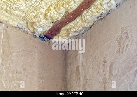 Decke mit Schaumstoff für Dämmstoffe, Betonwände. Konzept Neubau und Wiederaufbau Stockfoto