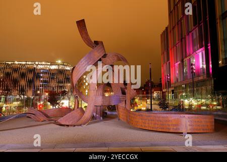 Die neue Ribbons-Skulptur von Pippa Hale wurde im Stadtzentrum von Leeds vorgestellt, um 400 inspirierende Frauen aus Leeds zu feiern Stockfoto