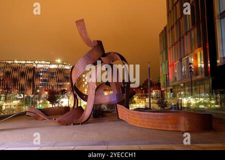 Die neue Ribbons-Skulptur von Pippa Hale wurde im Stadtzentrum von Leeds vorgestellt, um 400 inspirierende Frauen aus Leeds zu feiern Stockfoto