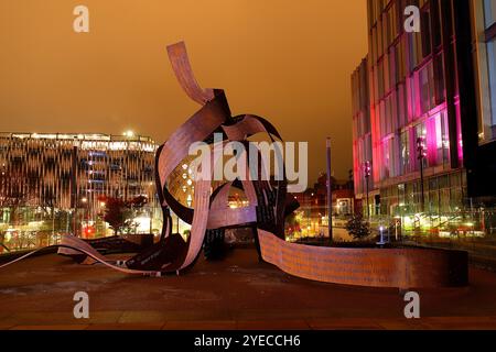 Die neue Ribbons-Skulptur von Pippa Hale wurde im Stadtzentrum von Leeds vorgestellt, um 400 inspirierende Frauen aus Leeds zu feiern Stockfoto