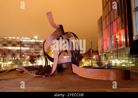 Die neue Ribbons-Skulptur von Pippa Hale wurde im Stadtzentrum von Leeds vorgestellt, um 400 inspirierende Frauen aus Leeds zu feiern Stockfoto