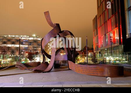 Die neue Ribbons-Skulptur von Pippa Hale wurde im Stadtzentrum von Leeds vorgestellt, um 400 inspirierende Frauen aus Leeds zu feiern Stockfoto