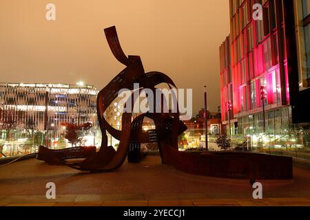 Die neue Ribbons-Skulptur von Pippa Hale wurde im Stadtzentrum von Leeds vorgestellt, um 400 inspirierende Frauen aus Leeds zu feiern Stockfoto