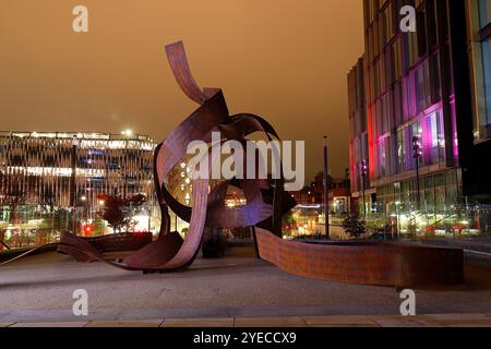 Die neue Ribbons-Skulptur von Pippa Hale wurde im Stadtzentrum von Leeds vorgestellt, um 400 inspirierende Frauen aus Leeds zu feiern Stockfoto