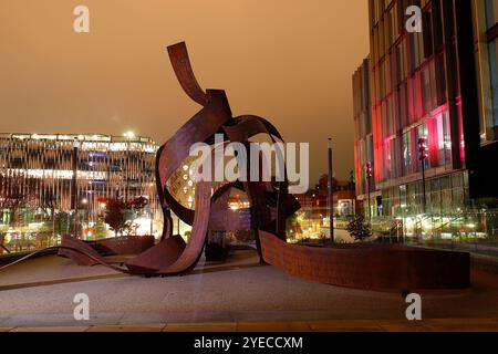 Die neue Ribbons-Skulptur von Pippa Hale wurde im Stadtzentrum von Leeds vorgestellt, um 400 inspirierende Frauen aus Leeds zu feiern Stockfoto