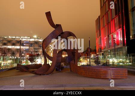 Die neue Ribbons-Skulptur von Pippa Hale wurde im Stadtzentrum von Leeds vorgestellt, um 400 inspirierende Frauen aus Leeds zu feiern Stockfoto