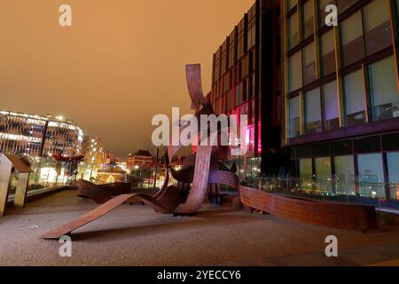 Die neue Ribbons-Skulptur von Pippa Hale wurde im Stadtzentrum von Leeds vorgestellt, um 400 inspirierende Frauen aus Leeds zu feiern Stockfoto