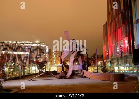 Die neue Ribbons-Skulptur von Pippa Hale wurde im Stadtzentrum von Leeds vorgestellt, um 400 inspirierende Frauen aus Leeds zu feiern Stockfoto