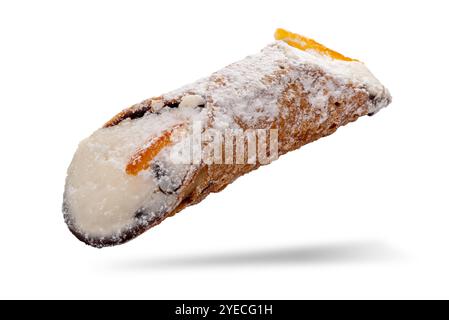 Sizilianisches Cannolo isoliert auf weiß mit Beschneidungspfad. Sizilianische süße Sorte mit knuspriger zylindrischer Waffel gefüllt mit süßer Ricotta-Creme Stockfoto