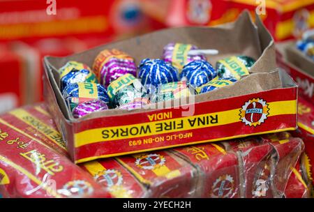 30. Oktober 2024: Verschiedene Feuerwerkskörper wurden am 30. Oktober 2024 auf einem Markt am Vorabend des Lichterfestes Diwali in Guwahati, Indien, zum Verkauf angeboten. Diwali, auch bekannt als Festival der Lichter, ist eines der am weitesten gefeierten Hindufeste, das den Sieg des Lichts über die Dunkelheit und des Guten über das Böse symbolisiert. (Kreditbild: © David Talukdar/ZUMA Press Wire) NUR REDAKTIONELLE VERWENDUNG! Nicht für kommerzielle ZWECKE! Stockfoto