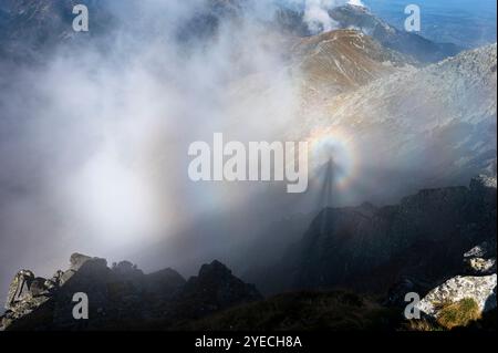 Brocken Spectre in den Bergen. Stockfoto