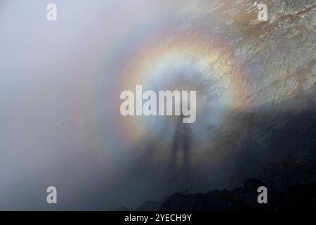 Brocken Spectre in den Bergen. Stockfoto