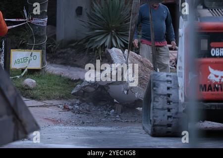 Villa Gesell, Argentinien - 30. Oktober 2024: Die Such- und Rettungsaktionen auf dem einstürzenden Hotelgelände in Villa Gesell werden fortgesetzt, wo Rettungsteams unermüdlich daran arbeiten, potenzielle Überlebende zu lokalisieren und die von dem Vorfall Betroffenen zu retten. Der unerwartete Zusammenbruch des Gebäudes hat Rettungsdienste aus der ganzen Region mobilisiert, und die Behörden drängen auf Vorsicht in der Gegend, da Ermittlungen zur Ursache im Gange sind. Foto: Salvador Parente / UNAR Photo Stockfoto