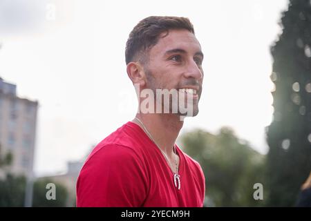 Porträt eines gutaussehenden Mannes mit einem Lächeln und weißen Zähnen, der in den Horizont blickt Stockfoto