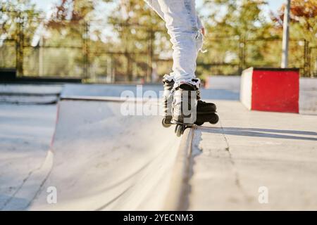 Rollschuh macht Tricks. Nicht erkennbarer Mann, der in seiner Freizeit Schlittschuhlaufen kann. Stockfoto