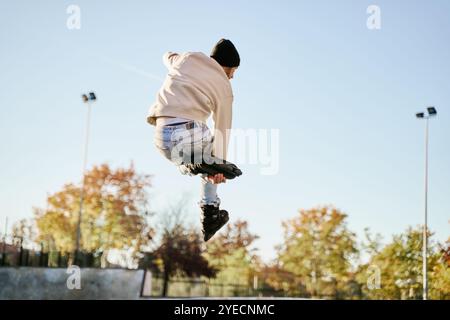 Männlicher Skater, der Inlineskate-Sprünge trainiert Stockfoto