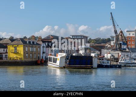 Die Kettenfähre oder schwimmende Brücke, die die Flussmedina auf der Isle of Wight zwischen East Cowes und West Cowes überquert und umkreiste Routen vermeidet. Stockfoto