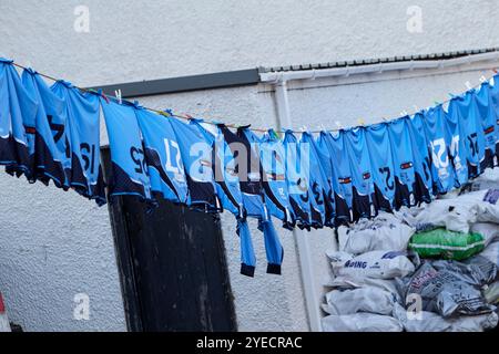 Lokale Jugendtrikots des gaa-Teams trocknen an der Wäschelinie, County donegal, republik irland Stockfoto
